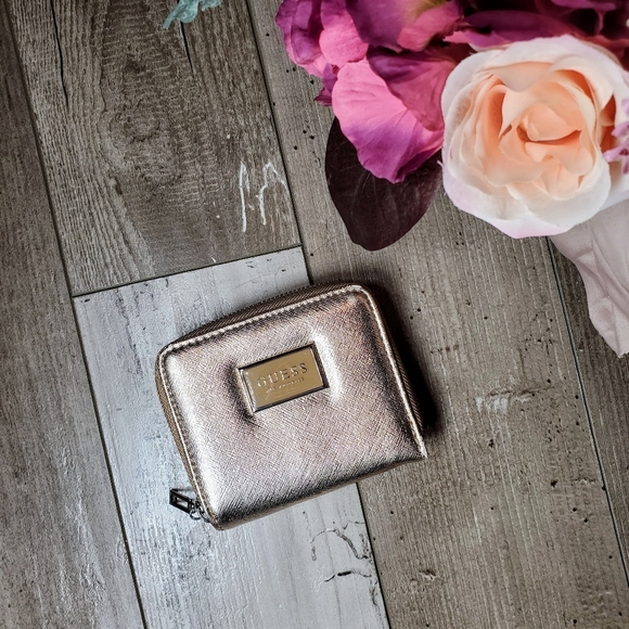 GUESS Los Angeles Abree Small Zip-Around Metallic Rose Gold Wallet NWOT - Picture 1 of 15
